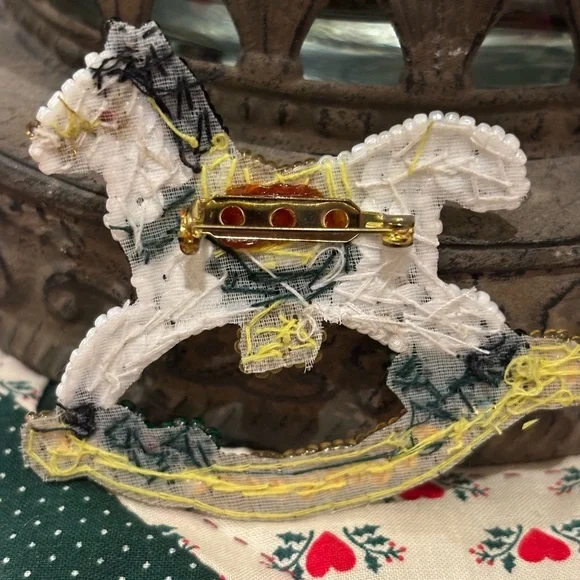vintage beaded and sequined Christmas rocking horse brooch - Picture 5 of 5